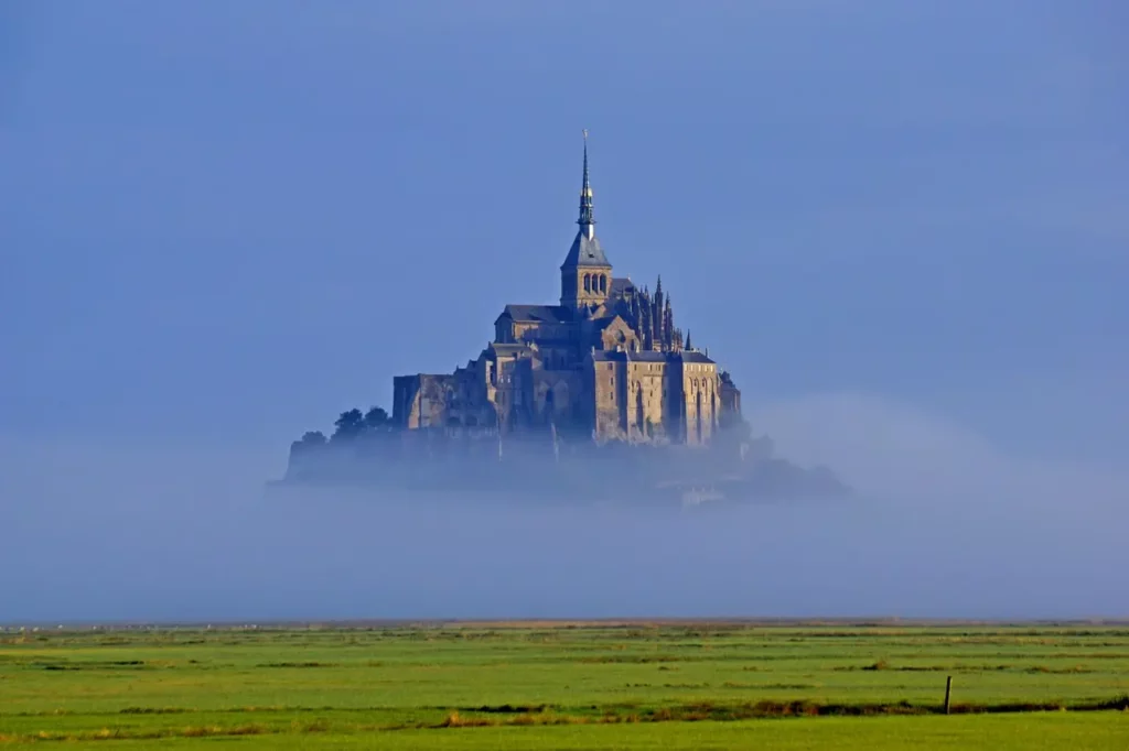 Mont Saint Michel dans la brume